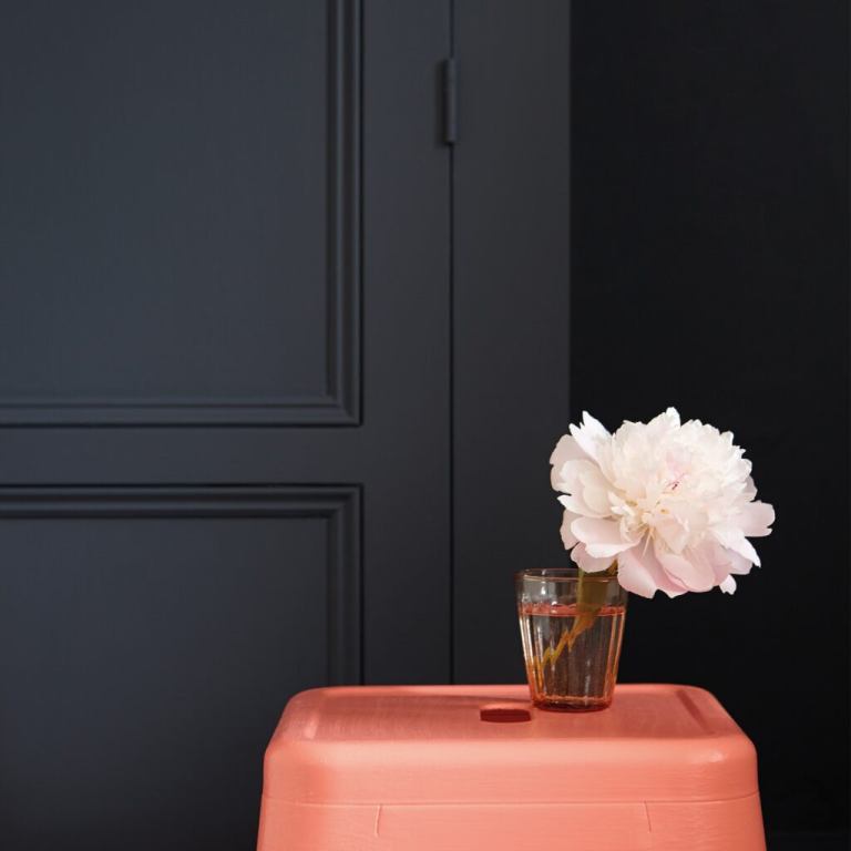 mur noir et table orange
